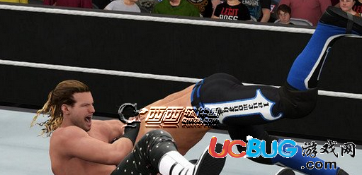 《WWE2K17》在臺(tái)下怎么拿武器